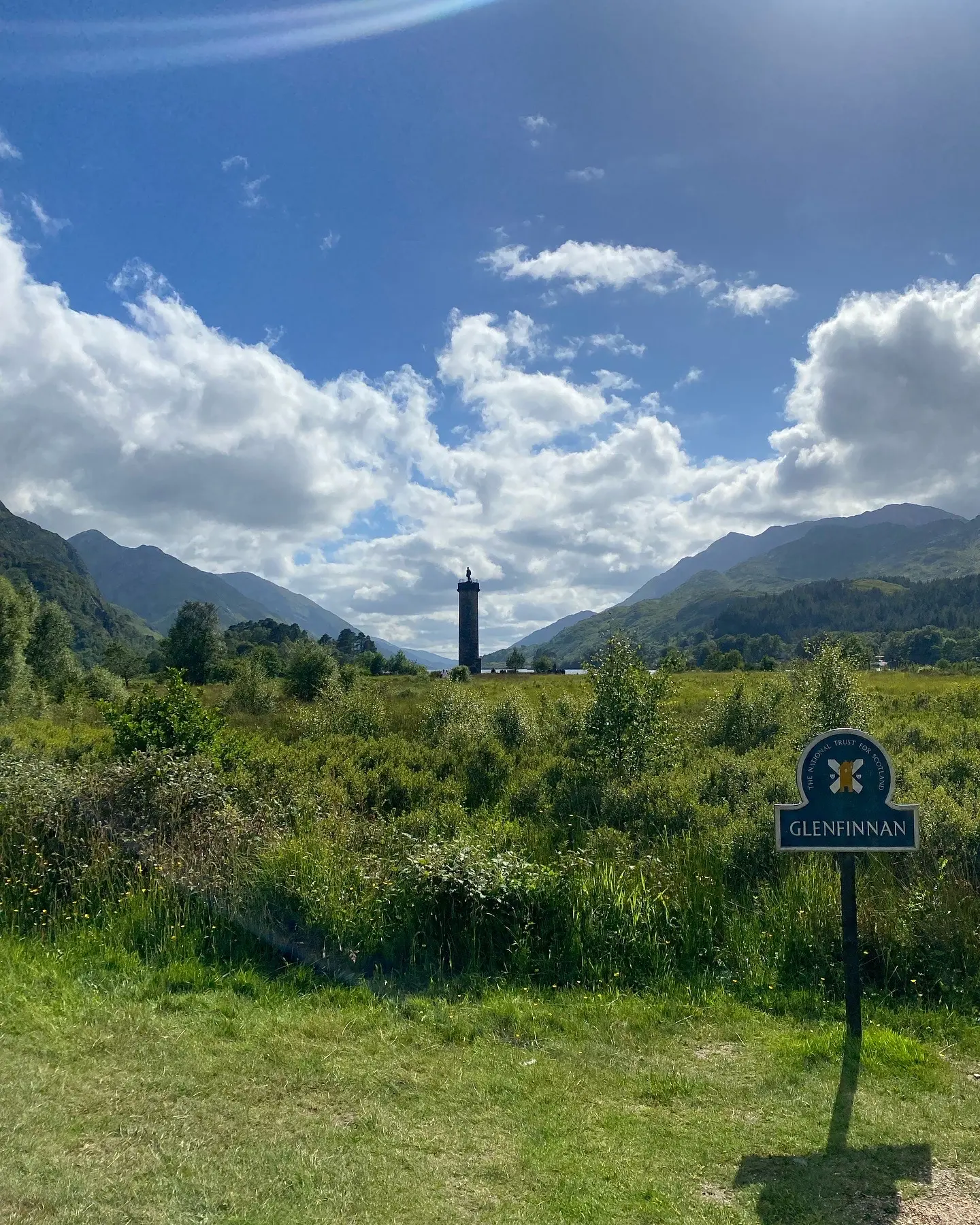 Le monument de Glenfinnan dans les Highlands, entre lochs et montagnes