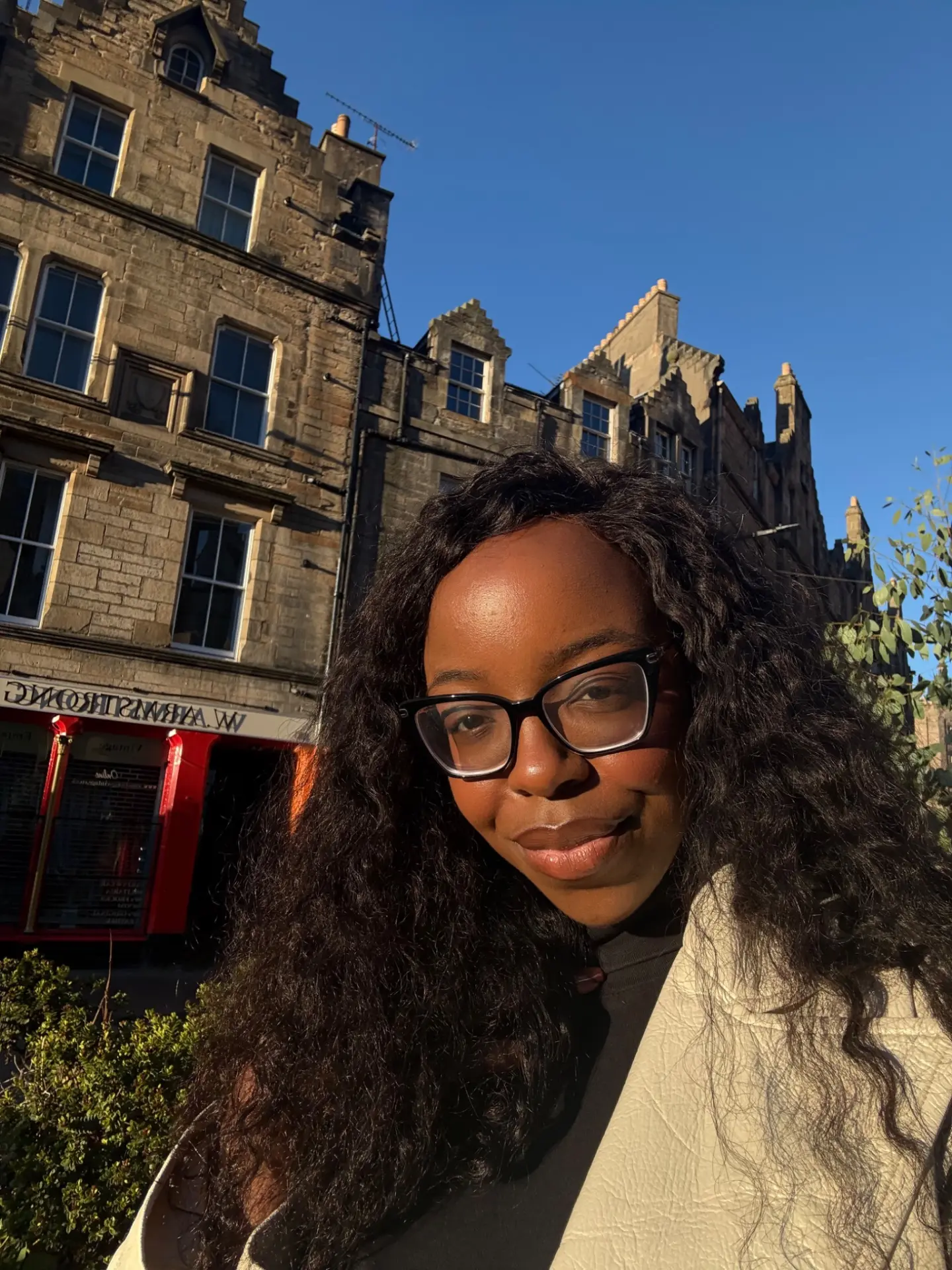 Moi dans la vieille ville d’Édimbourg, au Grassmarket, en fin d’après-midi